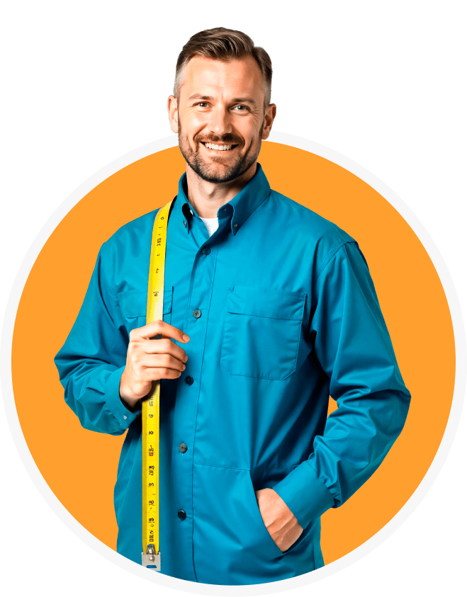 Сотрудник компании «Главные ворота» в униформе и с измерительной лентой